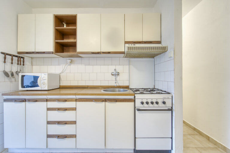 referenční byt v ulici Molákova na Praze Karlín, pokoj před rekonstrukcí a před pronajmutí firmě Dormitoryprague pro účely spolubydlení a správy nemovitostí ZDARMA