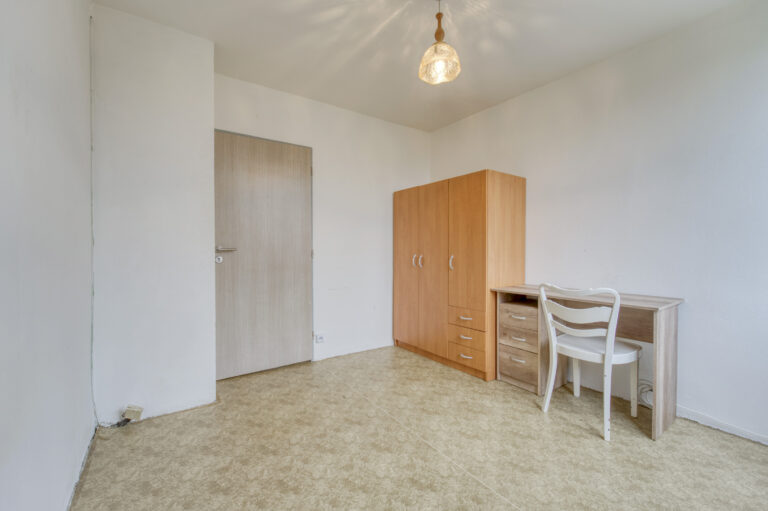 referenční byt v ulici Molákova na Praze Karlín, pokoj před rekonstrukcí a před pronajmutí firmě Dormitoryprague pro účely spolubydlení a správy nemovitostí ZDARMA