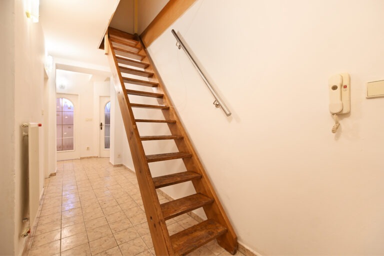 referenční byt v ulici Žitomírská v Praze 10 Vršovice pokoj který byl zrekonstruován firmou Dormitoryprague pro účely spolubydlení a správy nemovitostí ZDARMA