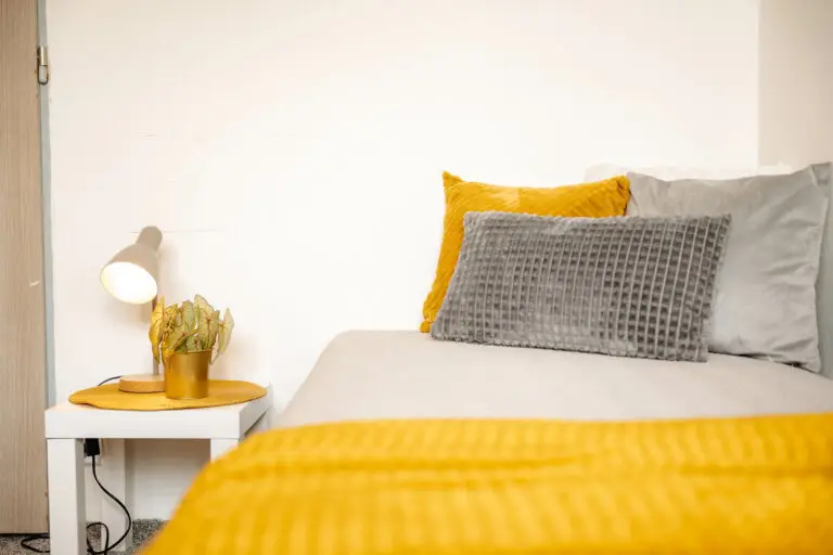 referenční byt v ulici Molákova v Praze Karlín pokoj který byl zrekonstruován firmou Dormitoryprague pro účely spolubydlení a správy nemovitostí ZDARMA