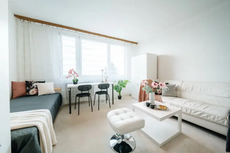 referenční byt v ulici Hviezdoslavova na Praze Háje, pokoj který byl zrekonstruován firmou Dormitoryprague pro účely spolubydlení a správy nemovitostí ZDARMA