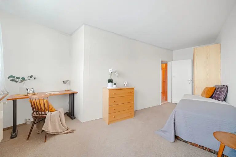 referenční byt v ulici Fantova na Praze Stodůlky, pokoj který byl zrekonstruován firmou Dormitoryprague pro účely spolubydlení a správy nemovitostí ZDARMA