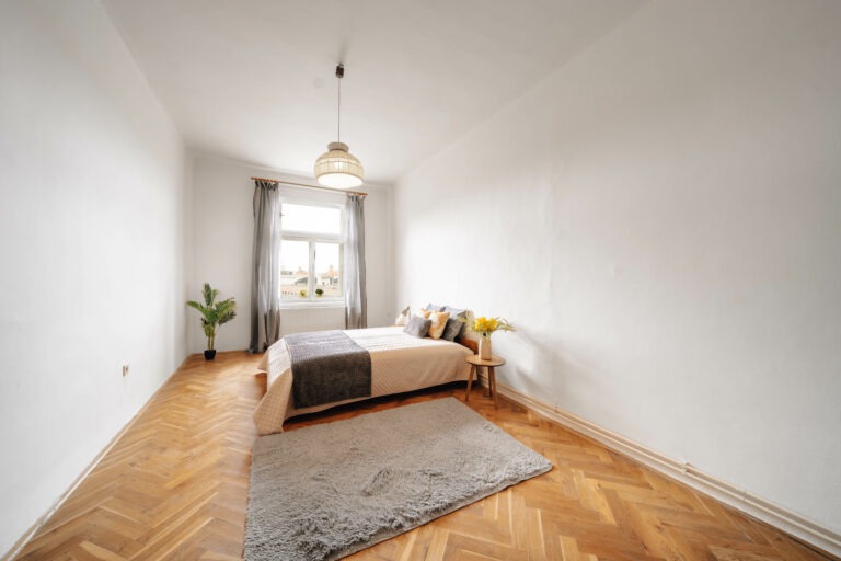 referenční byt v ulici Seifertova na Praze 3 Žižkov, pokoj který byl zrekonstruován firmou Dormitoryprague pro účely spolubydlení a správy nemovitostí ZDARMA