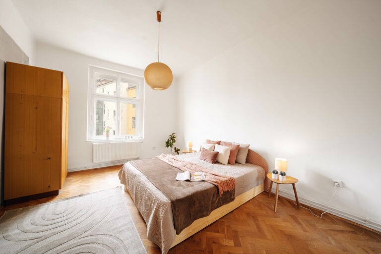 referenční byt v ulici Seifertova na Praze 3 Žižkov, pokoj který byl zrekonstruován firmou Dormitoryprague pro účely spolubydlení a správy nemovitostí ZDARMA