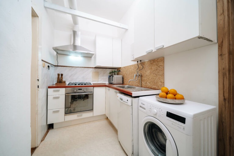 referenční byt v ulici Seifertova na Praze 3 Žižkov, pokoj který byl zrekonstruován firmou Dormitoryprague pro účely spolubydlení a správy nemovitostí ZDARMA