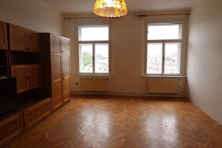 referenční byt v ulici Seifertova na Praze 3 Žižkov, pokoj před rekonstrukcí a před pronajmutí firmě Dormitoryprague pro účely spolubydlení a správy nemovitostí ZDARMA