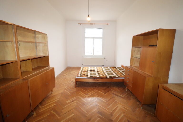 referenční byt v ulici Seifertova na Praze 3 Žižkov, pokoj před rekonstrukcí a před pronajmutí firmě Dormitoryprague pro účely spolubydlení a správy nemovitostí ZDARMA