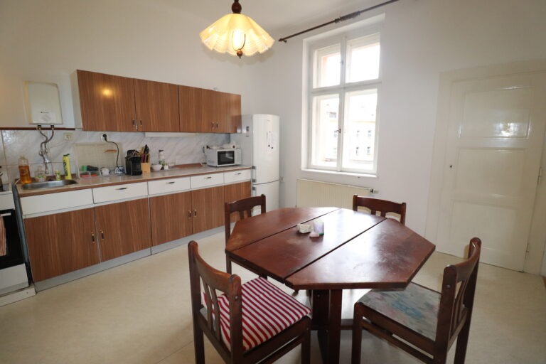 referenční byt v ulici Seifertova na Praze 3 Žižkov, pokoj před rekonstrukcí a před pronajmutí firmě Dormitoryprague pro účely spolubydlení a správy nemovitostí ZDARMA