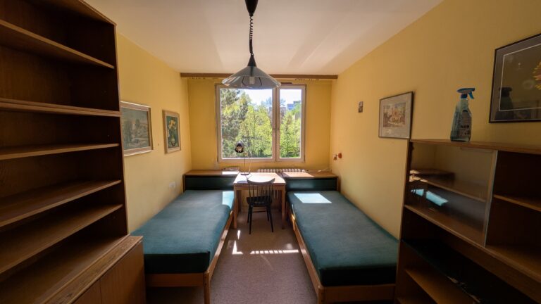 referenční byt v ulici Hviezdoslavova na Praze Háje, pokoj před rekonstrukcí a před pronajmutí firmě Dormitoryprague pro účely spolubydlení a správy nemovitostí ZDARMA