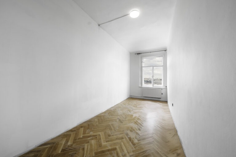 referenční byt v ulici Seifertova na Praze 3 Žižkov, pokoj který byl zrekonstruován firmou Dormitoryprague pro účely spolubydlení a správy nemovitostí ZDARMA